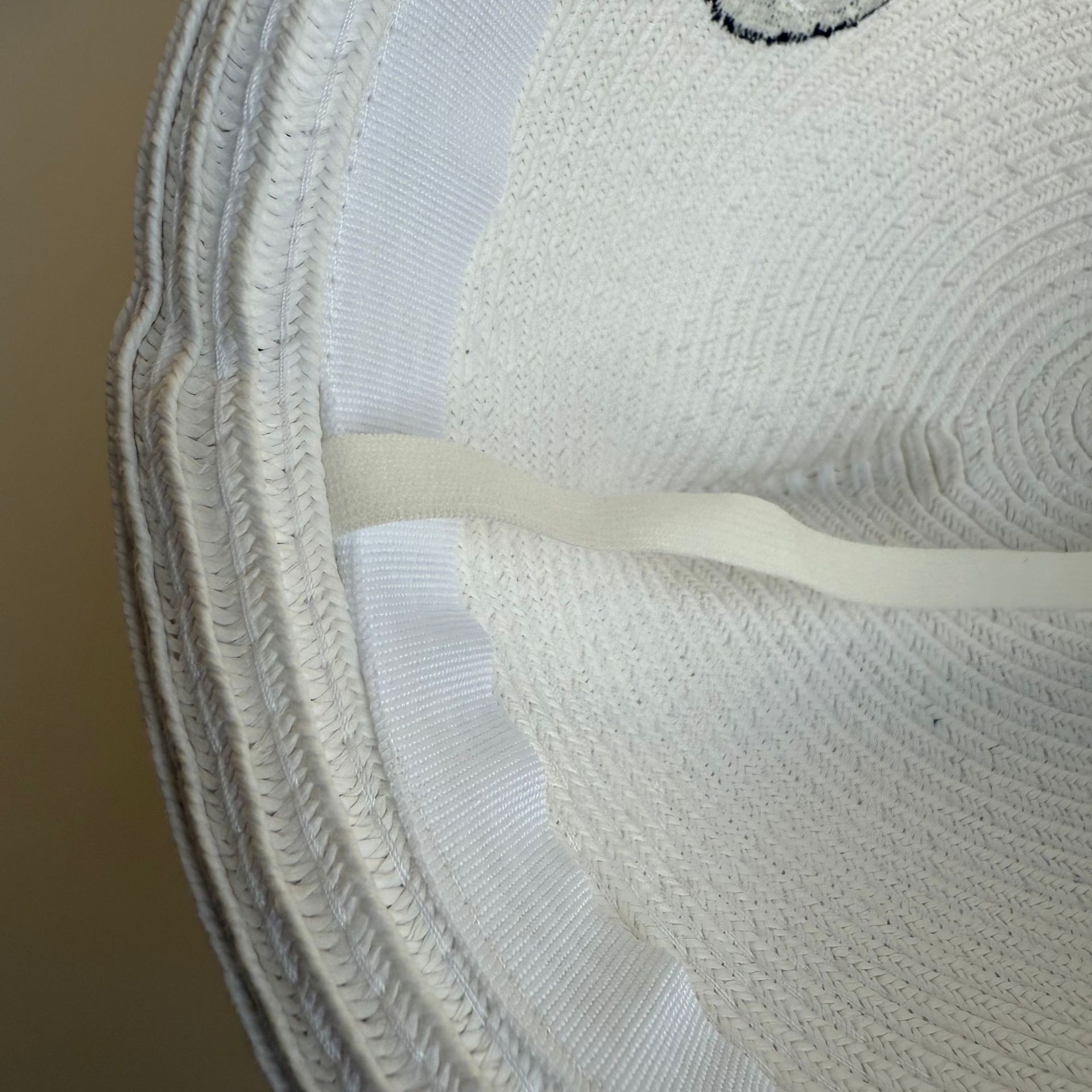 Material and construction detail for product ID 1042455270443